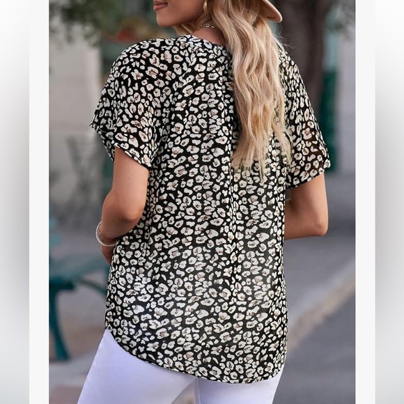 NWT V Neck Flutter Sleeve Light Weight Animal Print Top - Picture 3 of 9